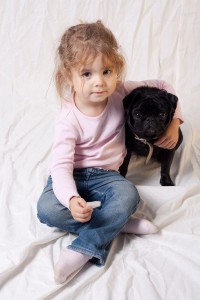 Mops und Kinder